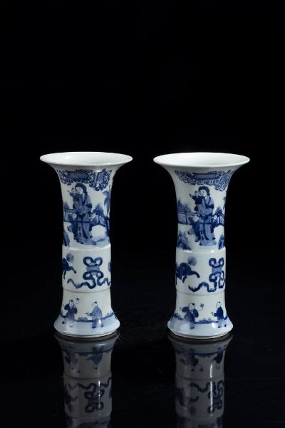 COPPIA DI VASI : Coppia di vasi a tromba in porcellana bianco e blu con decori di vita quotidiana  Cina  dinastia Qing  XVIII sec H cm 26 Diam cm 14  - Asta Arte orientale - Associazione Nazionale - Case d'Asta italiane