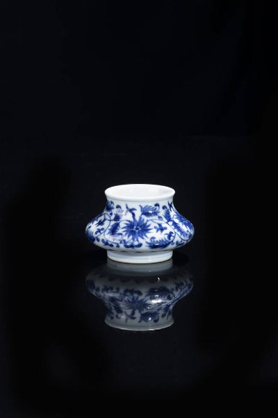 VASETTO : Vasetto in porcellana bianco e blu con decori floreali  Cina  Repubblica  XX sec H cm 5 Diam cm 7  - Asta Arte orientale - Associazione Nazionale - Case d'Asta italiane