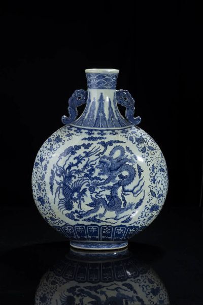 FIASCA : Grande fiasca in porcellana bianco e blu con decori di draghi  Cina  dinastia Qing  XVIII sec H cm 46 Diam cm 35  - Asta Arte orientale - Associazione Nazionale - Case d'Asta italiane