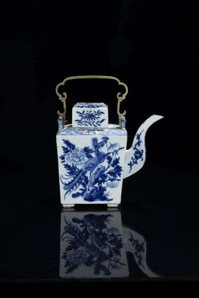 TEIERA : Teiera in porcellana bianco e blu con decori floreali e fenici  Cina  dinastia Qing  XIX sec H cm 26 Diam cm 21  - Asta Arte orientale - Associazione Nazionale - Case d'Asta italiane