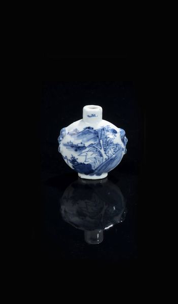 SNUFF BOTTLE : Snuff bottle in porcellana bianca e blu  - Asta Arte orientale - Associazione Nazionale - Case d'Asta italiane