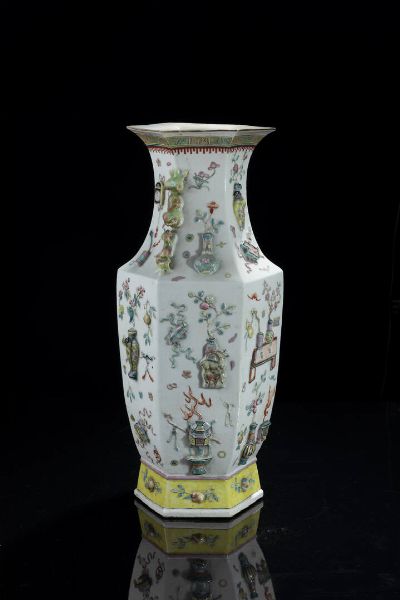 VASO : Vaso bianco esagonale  - Asta Arte orientale - Associazione Nazionale - Case d'Asta italiane