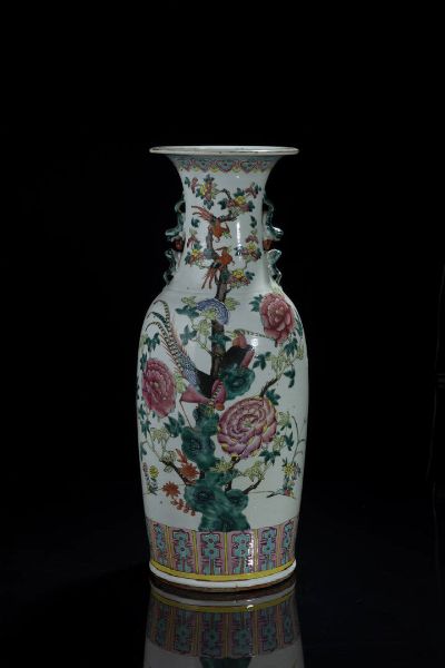 VASO : Vaso in porcellana Famiglia Rosa decorato con fenici e peonie  Cina  dinastia Qing  XIX sec H cm 60 Diam cm 23  - Asta Arte orientale - Associazione Nazionale - Case d'Asta italiane