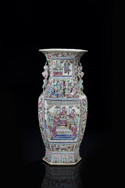 VASO : Vaso in porcellana Famiglia Rosa dipinto con scene di corte entro riserve e draghi a rilievo  Cina  dinastia Qing  XIX sec H cm 55x23  - Asta Arte orientale - Associazione Nazionale - Case d'Asta italiane