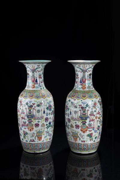 COPPIA DI VASI : Coppia di vasi in porcellana Famiglia Rosa decorati con fiori  vasi e frutti  Cina  dinastia Qing  XIX sec H cm 60 Diam cm 24  - Asta Arte orientale - Associazione Nazionale - Case d'Asta italiane