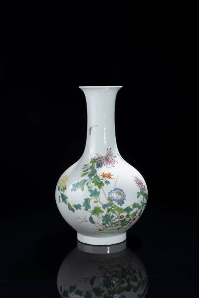 VASO : Vaso in porcellana Famiglia Rosa con decori floreali  Cina  Repubblica XX sec H cm 44  Diam cm 26  - Asta Arte orientale - Associazione Nazionale - Case d'Asta italiane