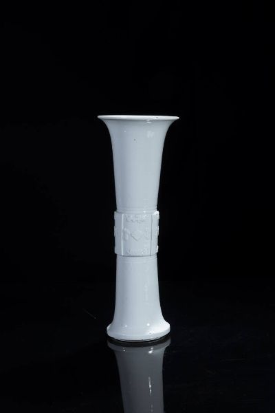 VASO : Vaso a tromba in porcellana blanc de chine  Cina  dinastia Qing  XVIII sec H cm 43 Diam cm 15 5  - Asta Arte orientale - Associazione Nazionale - Case d'Asta italiane