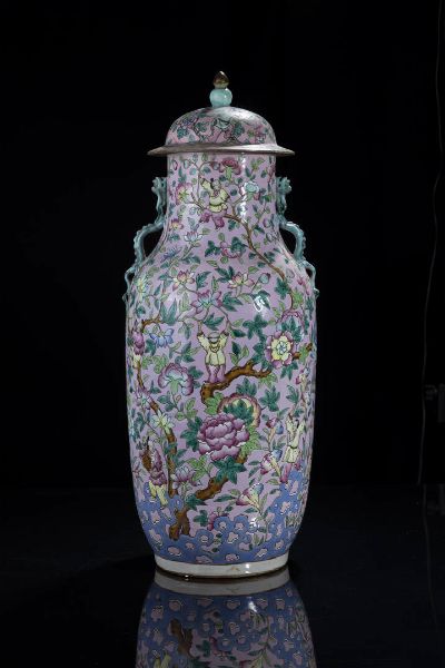 VASO : Vaso in porcellana Famiglia Rosa con tappo decorato con rami in fiore e ragazzi  manici a forma di drago  Cina  dinastia Qing  XIX sec H cm 65 Diam cm 25  - Asta Arte orientale - Associazione Nazionale - Case d'Asta italiane