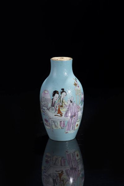 VASO : Vaso in porcellana Famiglia Rosa con decori di personaggi su fondo turchese  Cina  Repubblica XX sec H cm 21  Diam cm 11  - Asta Arte orientale - Associazione Nazionale - Case d'Asta italiane