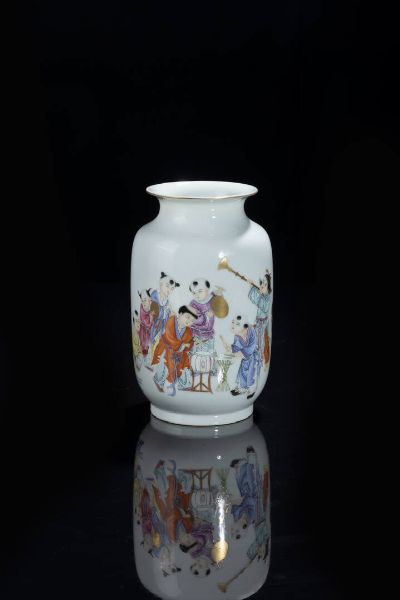 VASO : Vaso in porcellana Famiglia Rosa  decorato con fanciulli che suonano  Cina  Repubblica XX sec H cm 19 Diam cm 10  - Asta Arte orientale - Associazione Nazionale - Case d'Asta italiane