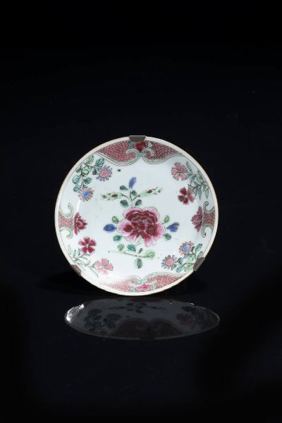 PIATTINO : Piattino in porcellana Famiglia Rosa decorato con fiori  Cina  dinastia Qing  XIX sec H cm 2 Diam cm 13 5  - Asta Arte orientale - Associazione Nazionale - Case d'Asta italiane