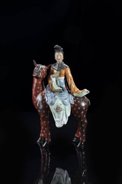 SCULTURA : Scultura in porcellana Famiglia Rosa rappresentante fanciulla su daino  Cina  Repubblica  XX sec H cm 32x18 5  - Asta Arte orientale - Associazione Nazionale - Case d'Asta italiane