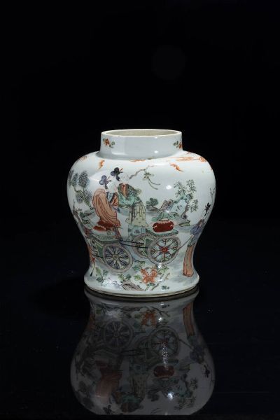 VASO : Vaso in porcellana Famiglia Verde  decorato con figure  Cina  dinastia Qing XIX sec H cm 22 Diam cm 21  - Asta Arte orientale - Associazione Nazionale - Case d'Asta italiane