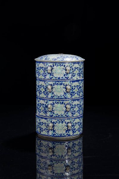 VIVANDIERA : Vivandiera in porcellana con decori floreali su fondo blu  Cina  dinastia Qing  XIX sec H cm 27 Diam cm 17  - Asta Arte orientale - Associazione Nazionale - Case d'Asta italiane