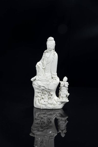 GUANYIN : Guanyin seduta in porcellana blanc de chine con figura di ragazzo  Cina  Repubblica  XX sec H cm 32x16  - Asta Arte orientale - Associazione Nazionale - Case d'Asta italiane