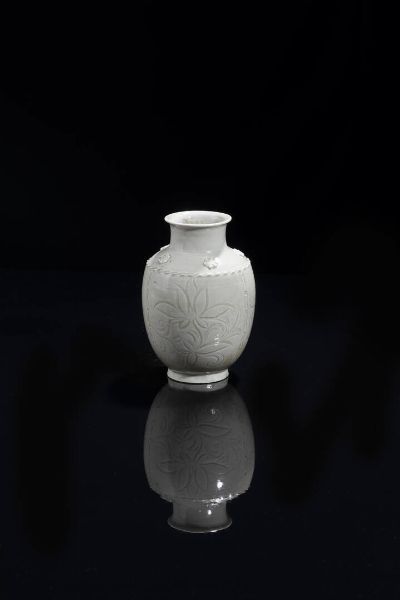 VASO : Vaso in porcellana con decori floreali su fondo bianco  Cina  dinastia Qing  XIX sec H cm 16 5 Diam cm 11  - Asta Arte orientale - Associazione Nazionale - Case d'Asta italiane