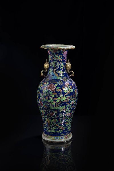 VASO : Vaso in porcellana policroma con decori floreali su fondo blu cobalto e manici a forma di gru  Cina  Repubblica  XX sec H cm 61 5 Diam cm 23  - Asta Arte orientale - Associazione Nazionale - Case d'Asta italiane