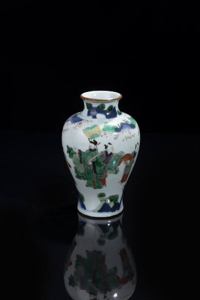 VASO : Vaso in porcellana Wucai decorato con personaggi  Cina  dinastia Qing  XIX sec H cm 19 Diam cm 12  - Asta Arte orientale - Associazione Nazionale - Case d'Asta italiane