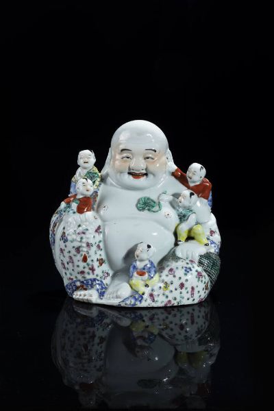 BUDAI : Budai con fanciulli in porcellana policroma  Cina  Repubblica  XX sec H cm 26x25  - Asta Arte orientale - Associazione Nazionale - Case d'Asta italiane