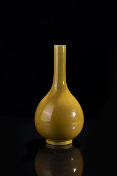 VASO : Vaso in porcellana ocra con decoro invisibile di drago tra le nuvole  Cina  dinastia Qing  XIX sec H cm 43 5 DIam cm 22  - Asta Arte orientale - Associazione Nazionale - Case d'Asta italiane