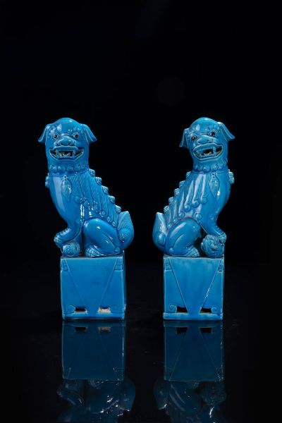 COPPIA DI CANI DI PHO : Coppia di cani di Pho in porcellana blu turchese  - Asta Arte orientale - Associazione Nazionale - Case d'Asta italiane