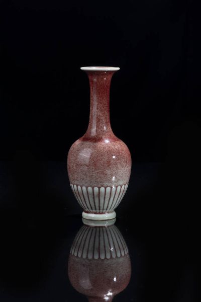 VASO : Vaso in porcellana peach bloom  Cina dinastia Qing  Repubblica XX sec  marchio apocrifo Kangxi (1662-1722) H cm 20 5 Diam cm 8 5  - Asta Arte orientale - Associazione Nazionale - Case d'Asta italiane