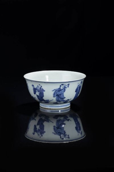 CIOTOLA : Ciotola in porcellana bianco e blu decorata con personaggi  Cina  dinastia Qing  XIX sec  marchio apocrifo Qianlong (1735-1795) H cm 9 Diam cm 18  - Asta Arte orientale - Associazione Nazionale - Case d'Asta italiane