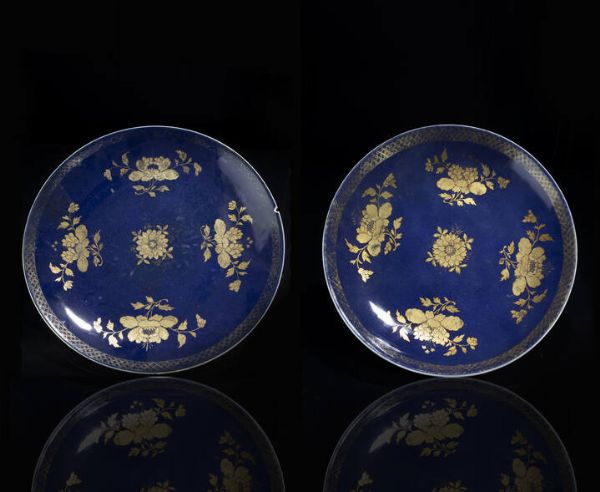 COPPIA DI PIATTI : Coppia di grandi piatti in porcellana monocroma blu con decori floreali lumeggiati in color oro  Cina  dinastia Qing  XIX sec Diam cm 53  - Asta Arte orientale - Associazione Nazionale - Case d'Asta italiane