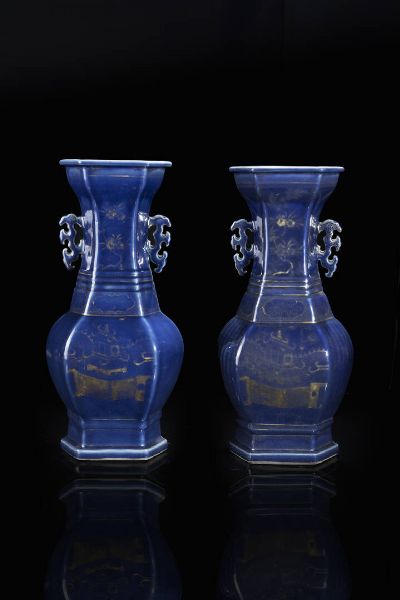 COPPIA DI VASI : Coppia di vasi a doppia ansa in porcellana blu cobalto lumeggiati in oro con raffigurazioni di edifici e iscrizioni  Cina  dinastia Qing  epoca Jiaqing (1796-1820) H cm 43 Diam cm 20  - Asta Arte orientale - Associazione Nazionale - Case d'Asta italiane