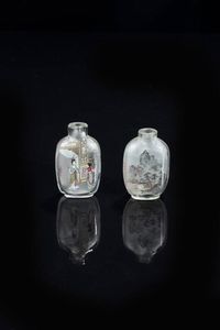 COPPIA DI SNUFF BOTTLE - Coppia di snuff bottle in vetro decorate con scene di corte e paesaggio  Cina  Repubblica  XX sec 1) H cm 6 5x4  [..]