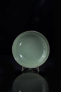 PIATTO - Piatto Longquan in ceramica celadon con decori floreali  Cina  dinastia Ming  XVII sec Diam cm 36 H cm 6