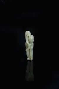 GIADA - Figura di saggio in posizione eretta in giada celadon  Cina  dinastia Qing  XIX sec H cm 8x2