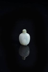 SNUFF BOTTLE - Snuff bottle in giada celadon decorata con grappoli d'uva  Cina  dinastia Qing  XIX sec H cm 6x4