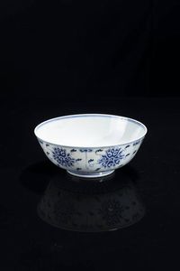 CIOTOLA - Ciotola in porcellana bianco e blu dipinta con decori floreali  Cina  dinastia Qing  epoca Guangxu (1875-1908)  [..]