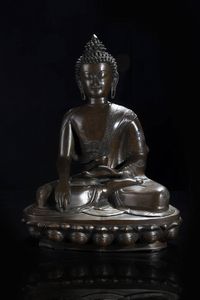 SCULTURA IN BRONZO - Grande figura di Buddha seduto nella posizione del loto in bronzo brunito  Tibet  XX sec H cm 54x40