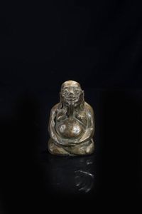 SCULTURA IN BRONZO - Figura di saggio seduto nella posizione del loto in bronzo  Cina  dinastia Qing  XIX sec H cm 14x9