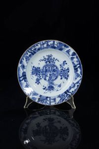 PIATTO - Piatto in porcellana bianco e blu decorato con scene di corte  Cina  dinastia Qing  XIX sec H cm 3 5 Diam cm 2 [..]