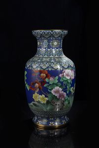 VASO - Vaso in cloisonn con decori floreali  Cina  Repubblica  XX sec H cm 52 Diam cm 27