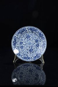 PIATTO - Piatto in porcellana bianco e blu  Cina  dinastia Qing  epoca Kangxi (1662-1722) Diam cm 22 H cm 3