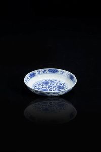 PIATTO - Piatto in porcellana bianca e blu con decori floreali  Cina  dinastia Qing XIX sec  epoca Guangxu (1875-1908)  [..]