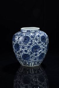 VASO - Vaso in porcellana bianco e blu con decori floreali  Cina  dinastia Qing  XIX sec H cm 26 Diam cm 24