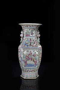 VASO - Vaso in porcellana Famiglia Rosa dipinto con scene di corte entro riserve e draghi a rilievo  Cina  dinastia Qing  [..]