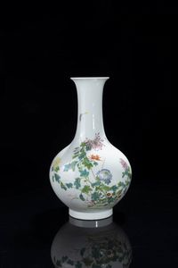 VASO - Vaso in porcellana Famiglia Rosa con decori floreali  Cina  Repubblica XX sec H cm 44  Diam cm 26