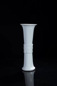 VASO - Vaso a tromba in porcellana blanc de chine  Cina  dinastia Qing  XVIII sec H cm 43 Diam cm 15 5