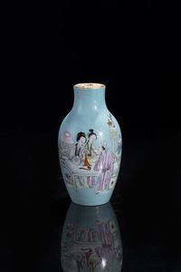 VASO - Vaso in porcellana Famiglia Rosa con decori di personaggi su fondo turchese  Cina  Repubblica XX sec H cm 21   [..]