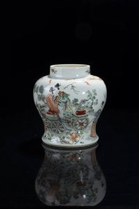 VASO - Vaso in porcellana Famiglia Verde  decorato con figure  Cina  dinastia Qing XIX sec H cm 22 Diam cm 21