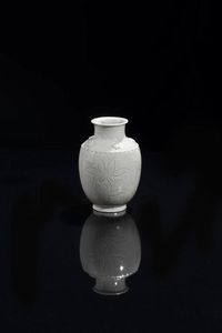 VASO - Vaso in porcellana con decori floreali su fondo bianco  Cina  dinastia Qing  XIX sec H cm 16 5 Diam cm 11