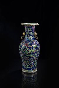 VASO - Vaso in porcellana policroma con decori floreali su fondo blu cobalto e manici a forma di gru  Cina  Repubblica  [..]