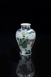 VASO - Vaso in porcellana Wucai decorato con personaggi  Cina  dinastia Qing  XIX sec H cm 19 Diam cm 12