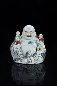 BUDAI - Budai con fanciulli in porcellana policroma  Cina  Repubblica  XX sec H cm 26x25